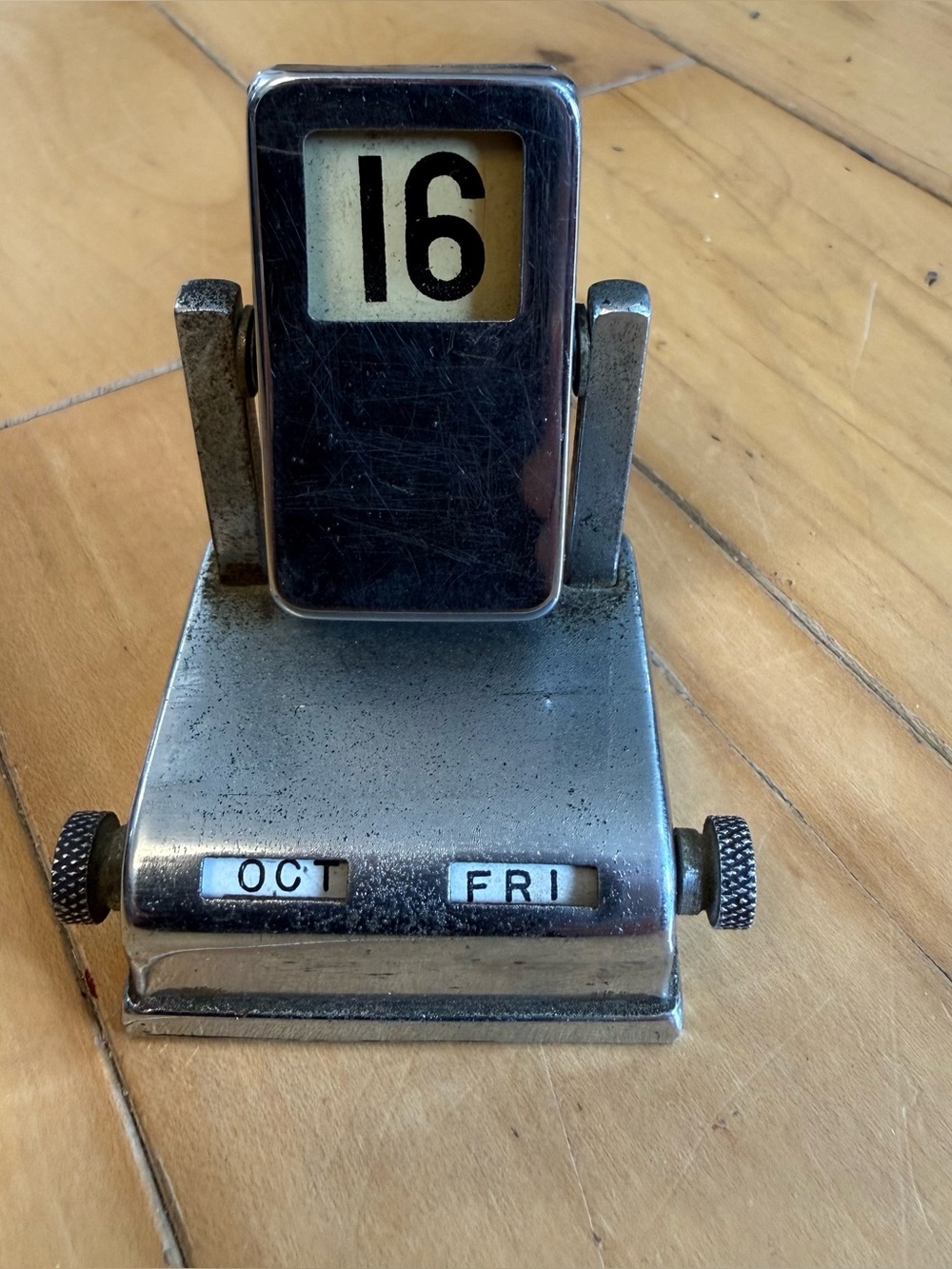 Vintage Metal art deco Perpetual Desk Calendar - Silver Tone